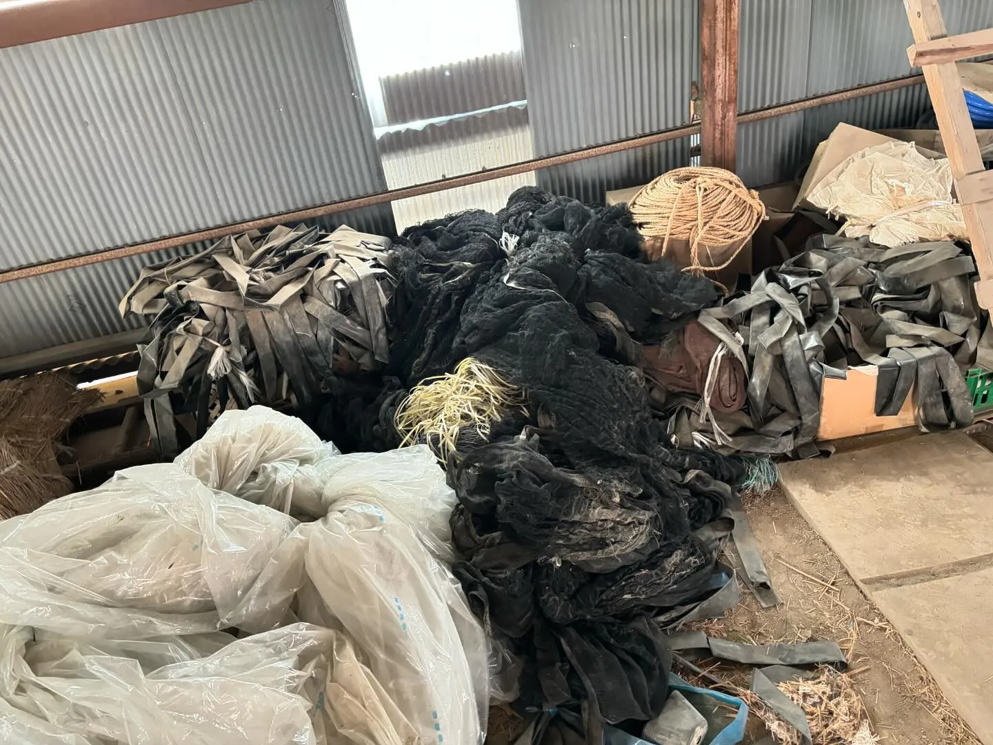 農業用倉庫の片付けを行いました。